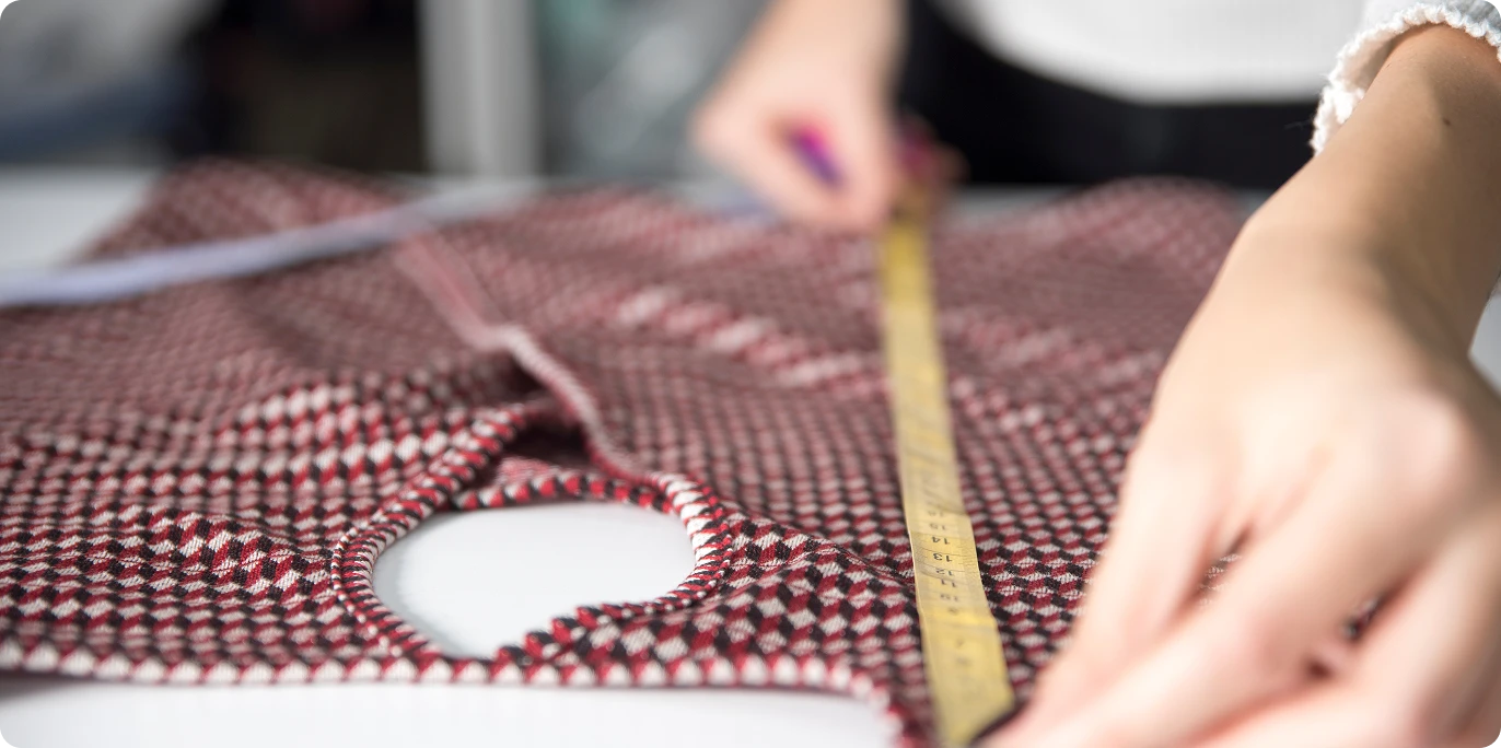 アパレル製品の縫製作業を行う工場の様子